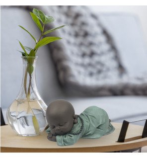  vue rapprochée sur la texture et la finition artisanale de la statue