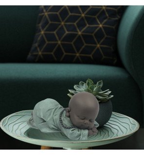  mise en scène de la statue sur un bureau pour favoriser la créativité et le calme