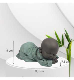  détail des mains croisées du bonze ronfleur pour souligner la posture méditative