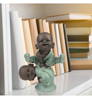  détail du visage serein de la statue bonzes jump en résine