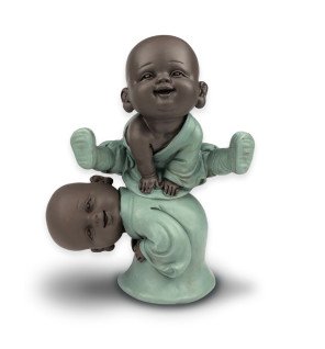  mise en valeur de la texture mate et des courbes douces de la statue zen