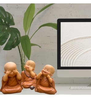  détail d’un bonze assis en méditation sur un meuble en bois clair