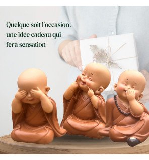  statues 3 bonzes disposées sur une table basse dans un espace cocooning