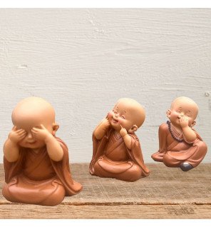  mise en scène des statues 3 bonzes avec des plantes vertes pour une atmosphère zen