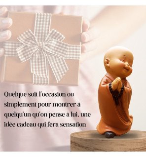  gros plan sur les chapelets en perles de la figurine bébé bonze