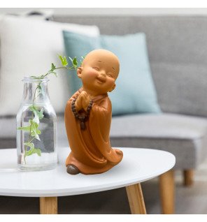  vue latérale de la statue bébé bonze en résine au design soigné