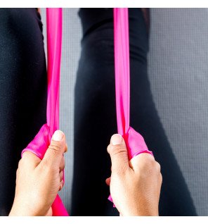  gros plan sur la texture douce et élastique des bandes pilates adaptées à tous niveaux