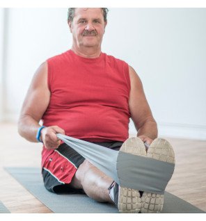  utilisation des bandes lors d’une séance de yoga dans un salon lumineux