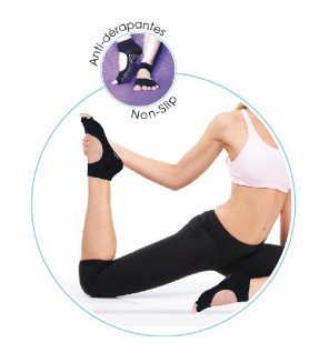  chaussettes antidérapantes en coton utilisées pendant une posture de yoga dynamique