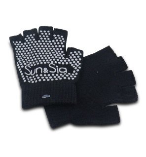  détail des coutures fines et matière douce des gants pour exercices de yoga