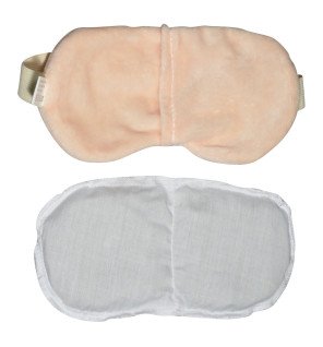  femme appliquant le masque après une longue journée pour se détendre