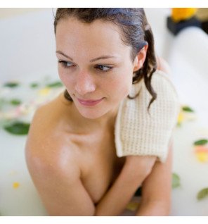  gros plan sur la texture du gant exfoliant en crin naturel pour le soin du corps