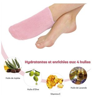  chaussettes roses pour hydratation intense posées sur un plateau en bois avec accessoires de bien-être