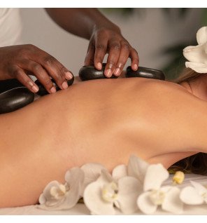  pierre de massage utilisée sur une épaule pour soulager les tensions musculaires