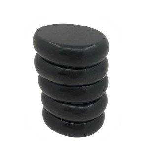  séance de massage relaxant avec pierres chaudes sur le dos dans une lumière tamisée