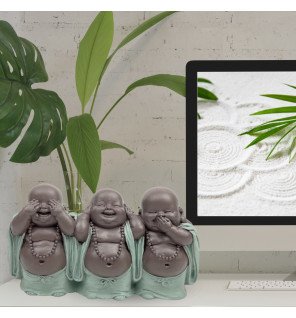  trio de statuettes bébé bouddhas rieurs en matériaux naturels sur une table basse