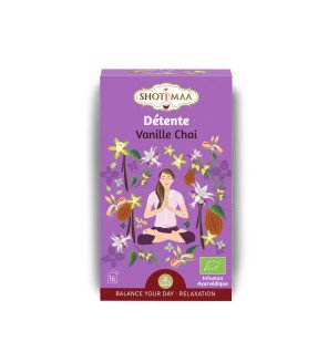  moment de relaxation en soirée avec une infusion crémeuse sans caféine dans une tasse claire