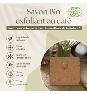  savon exfoliant au café posé près d’une tasse de café pour illustrer l’ingrédient principal