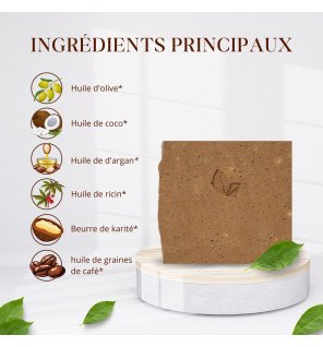  savon exfoliant au café sur une peau humide en train d’être utilisé