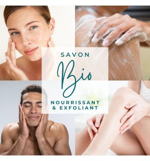  savon exfoliant au café bio entouré de grains de café et de feuilles vertes