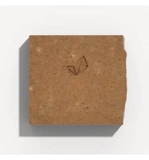  savon exfoliant au café bio à côté d’une huile nourrissante pour évoquer la routine soin