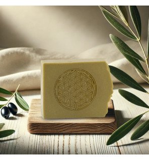  gros plan sur la texture crémeuse du shampoing bio fleur de vie pour illustrer sa douceur