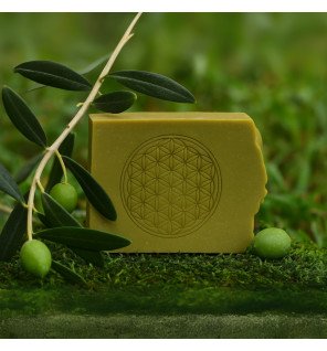  flacon ouvert laissant entrevoir la texture hydratante du soin capillaire