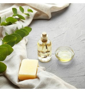  pain de savon bio mousseux entre les mains sous un filet d’eau tiède