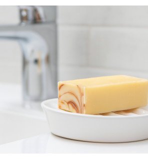  savon solide enrichi en huiles précieuses sur fond neutre pour mettre en valeur sa texture