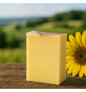  savon hydratant sun&sia entouré de feuilles vertes pour une ambiance naturelle