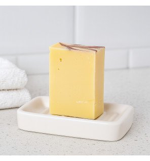  savon artisanal découpé en tranches pour montrer sa composition naturelle