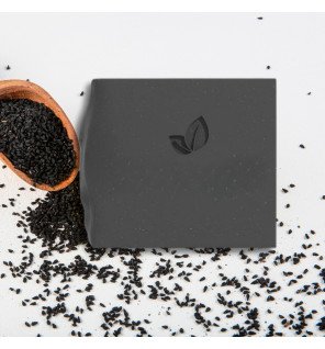  savon naturel enrichi en ingrédients bio entouré de fleurs pour une ambiance apaisante