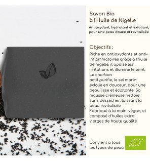  savon bio pour peaux à problèmes présenté avec des accessoires de bain relaxants