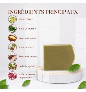  savon écologique posé sur un porte-savon en bois dans une salle de bain épurée