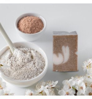  détail de la mousse onctueuse du shampoing nutrition intense pour cheveux abîmés