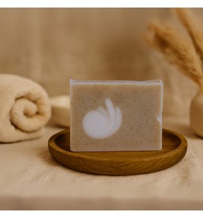  ambiance salle de bain zen avec flacon de shampoing cheveux secs posé près d’une serviette