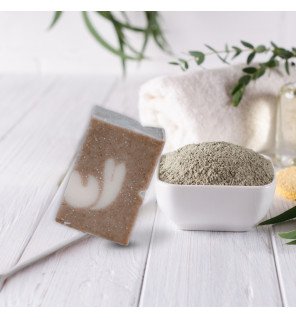  shampoing cheveux secs sun&sia entouré de feuilles vertes pour illustrer la naturalité