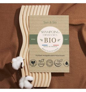  flacon de shampoing bio nutrition intense mis en valeur sur un plateau en bois