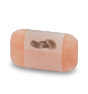  savon au sel de l’himalaya utilisé lors d’une routine beauté pour peaux à imperfections