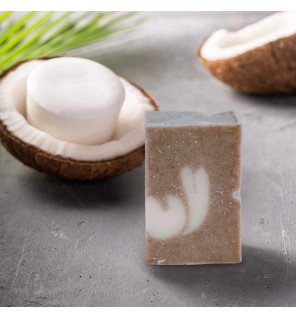  ambiance zen avec le shampoing bio posé près de bougies et de plantes vertes