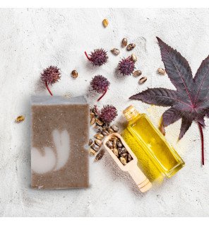  mousse légère du shampoing bio sur cheveux bruns