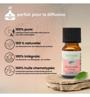  synergie d'huiles essentielles sensualité 10 ml entourée de pétales de fleurs pour évoquer la douceur