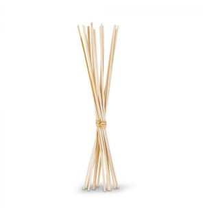  détail des fibres de rotin clair mettant en valeur la texture et la simplicité du matériau