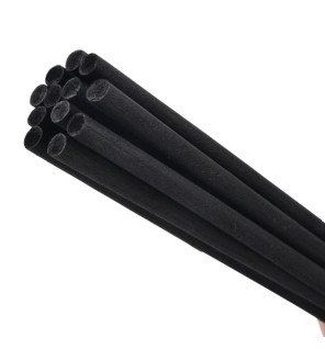  tiges fines et élégantes en rotin noir prêtes à être insérées dans un diffuseur pour une ambiance relaxante