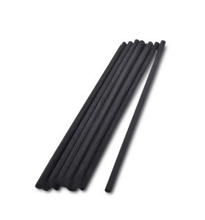  détail des extrémités des tiges en rotin noir mettant en valeur leur finition soignée et leur couleur profonde