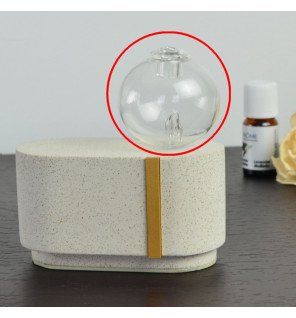  gros plan sur la verrerie soufflée à la main mettant en valeur la transparence et la finesse du verre