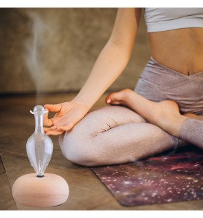  diffuseur d’huiles essentielles bao en bois clair sur une étagère décorative