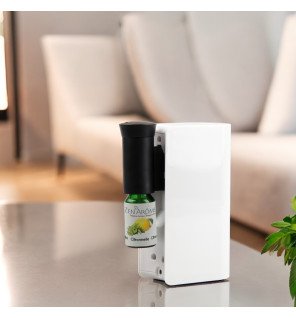  gros plan sur le bouton d’allumage du diffuseur blanc pour une utilisation facile