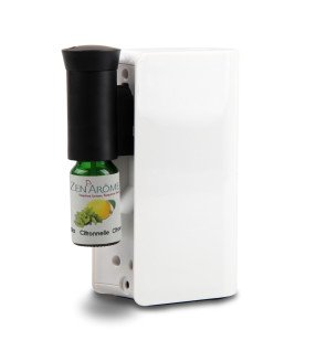  diffuseur nomade blanc utilisé lors d’un moment de détente sur un canapé avec un plaid