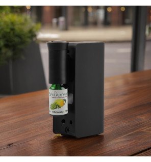  diffuseur d’huiles essentielles sans fil en cours de recharge sur une table de chevet